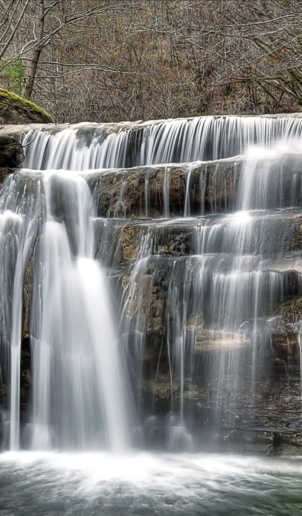Река течет по ступеням
