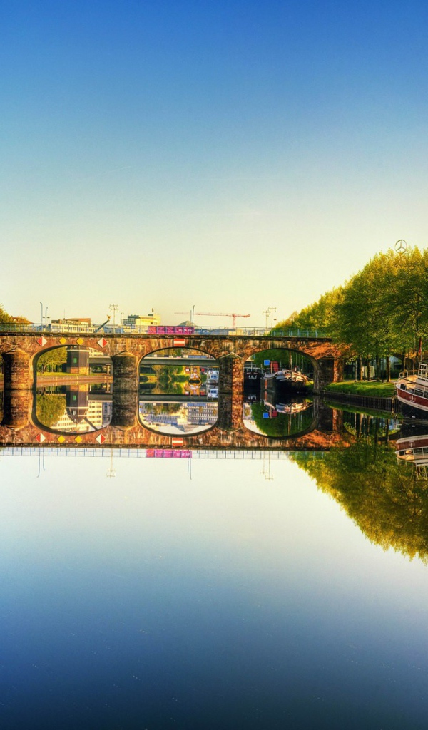 Катер плывет по реке