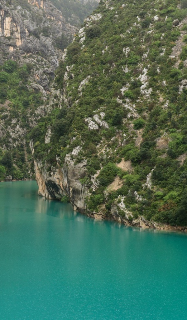 Озеро в ущелье