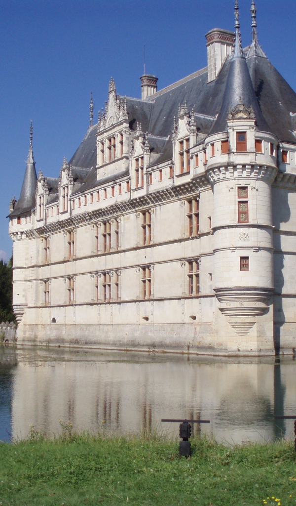 Храм окруженный водой