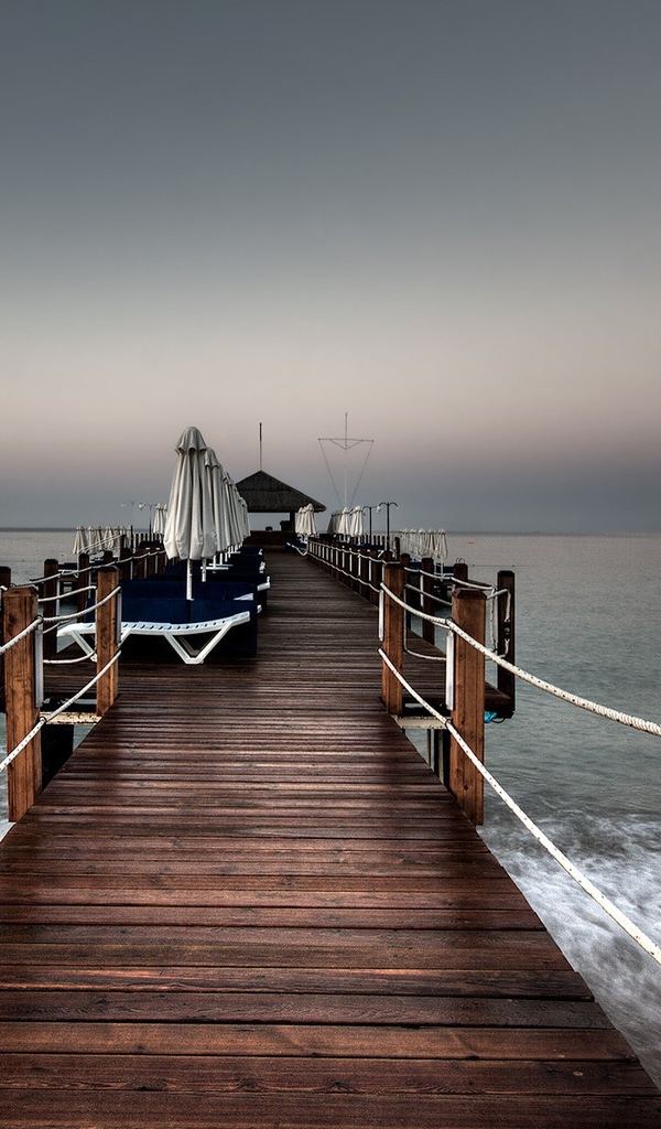 Деревянный мостик в море для отдыха