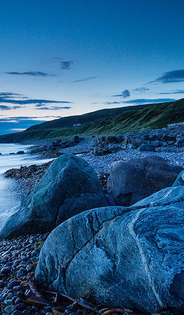 Костел на каменистом берегу