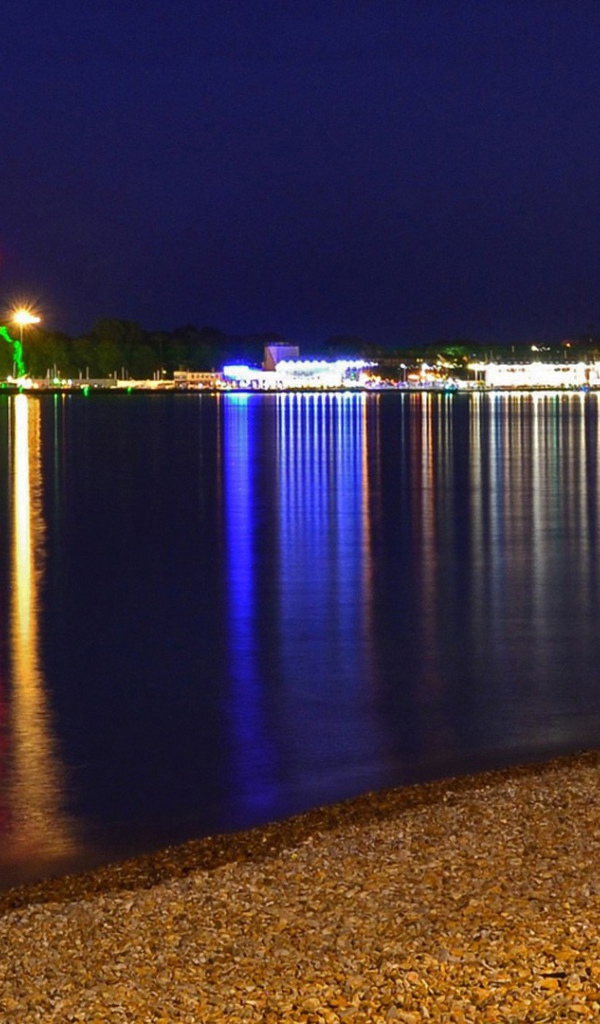 Вид на город через залив ночью