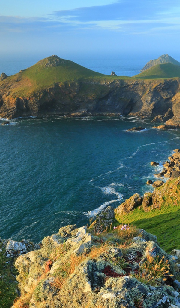 Зеленый мыс и туманная даль моря