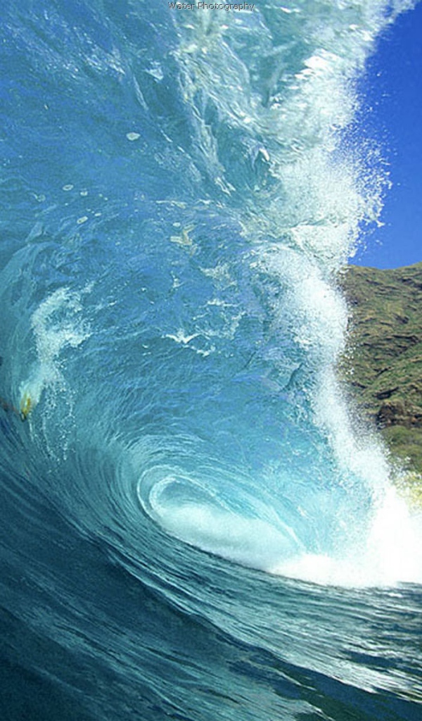 Человек в волне