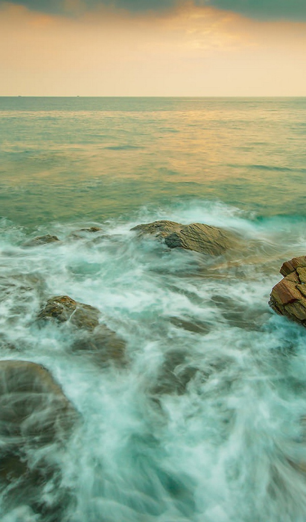 Морские волны на камнях