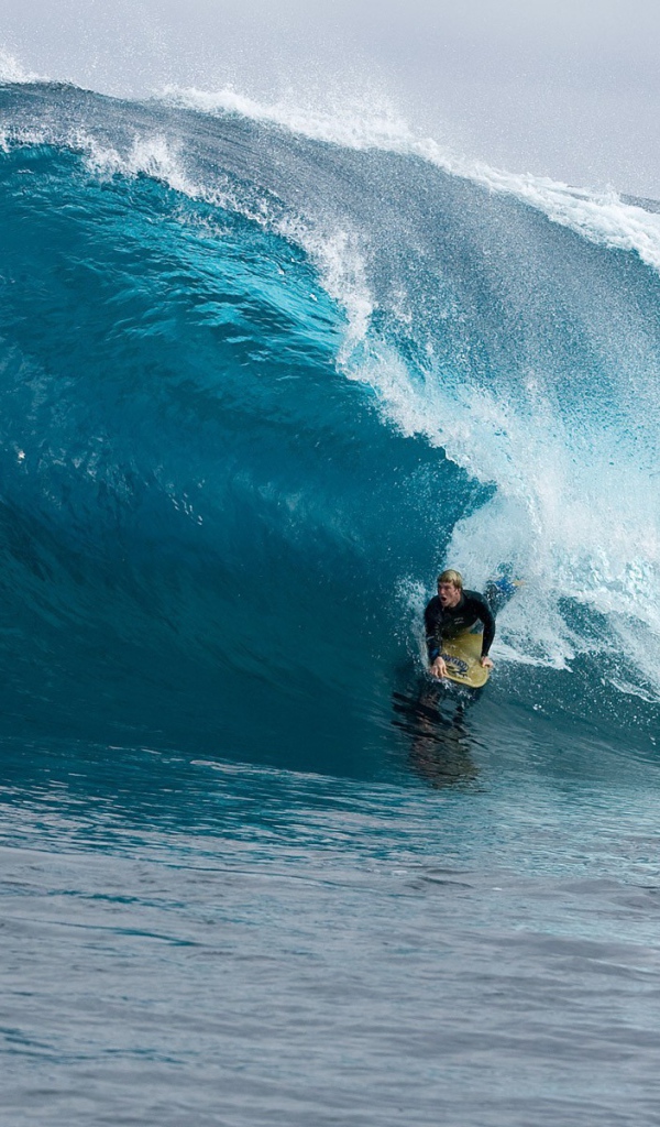 Катание на доске по волне