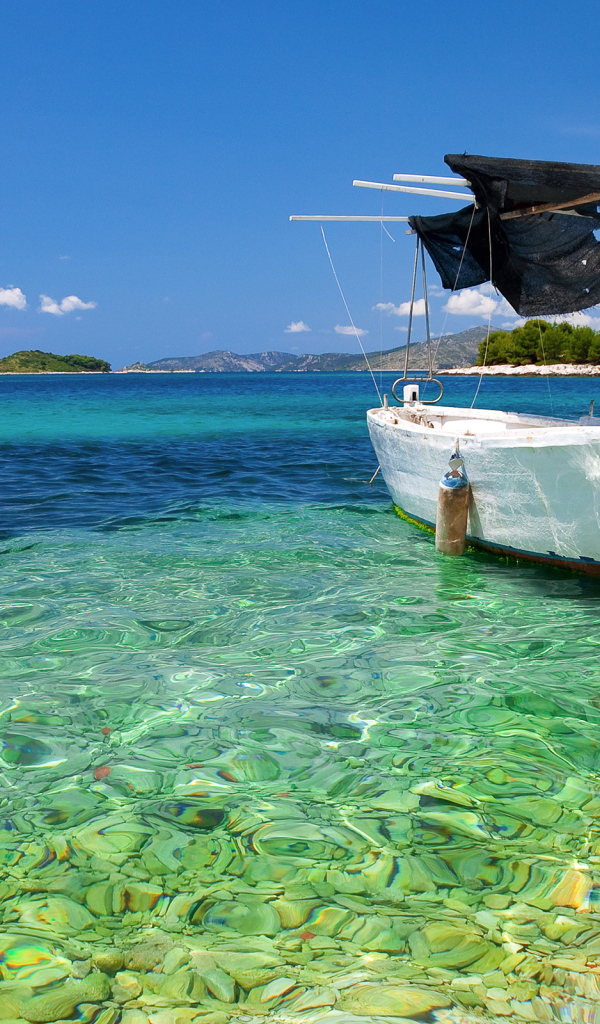 Лодка в прозрачной воде