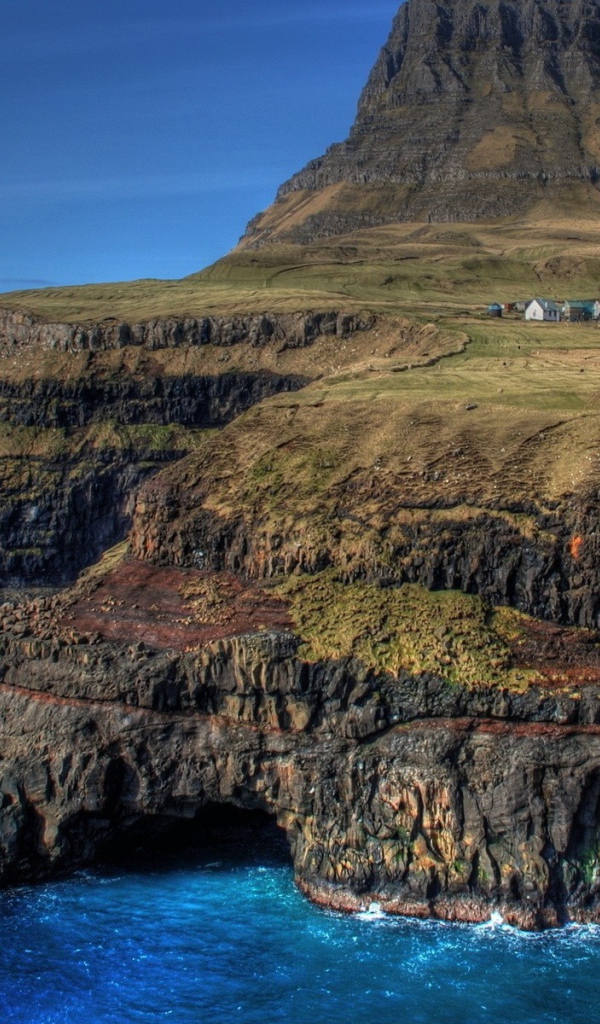 Деревня на крутом берегу моря