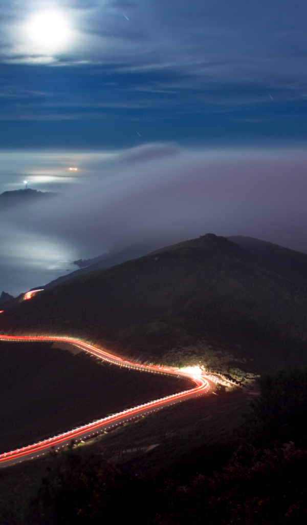 Освещенная дорога по берегу моря