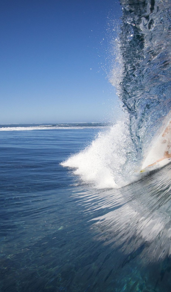 Девушка в волне