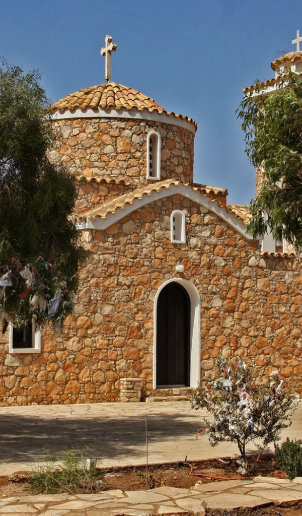 Религиозный храм у моря