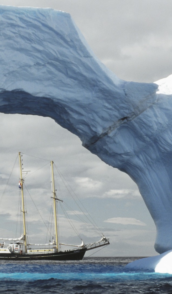 Корабль в Антарктиде
