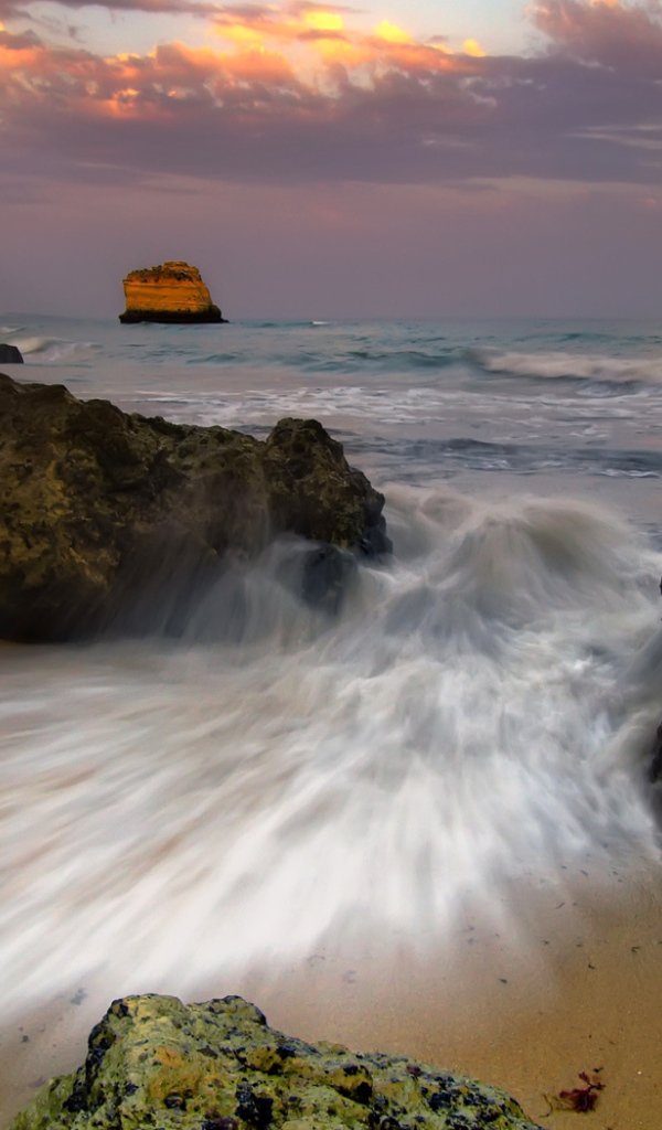 Брызги волны на песке