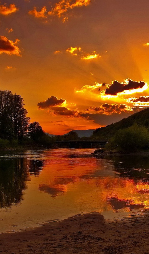 Красочный закат у озера