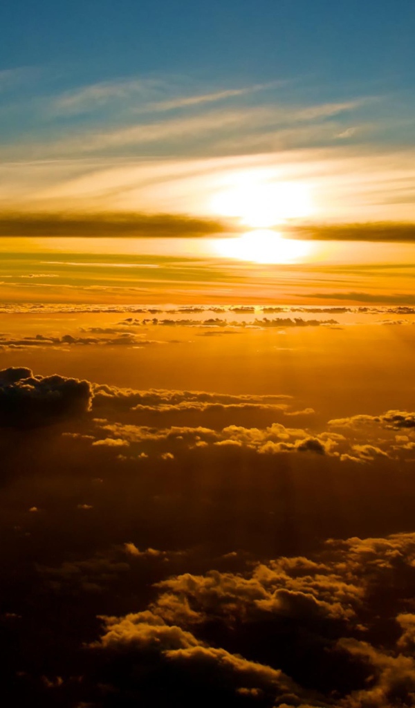 Золотой закат над облаками