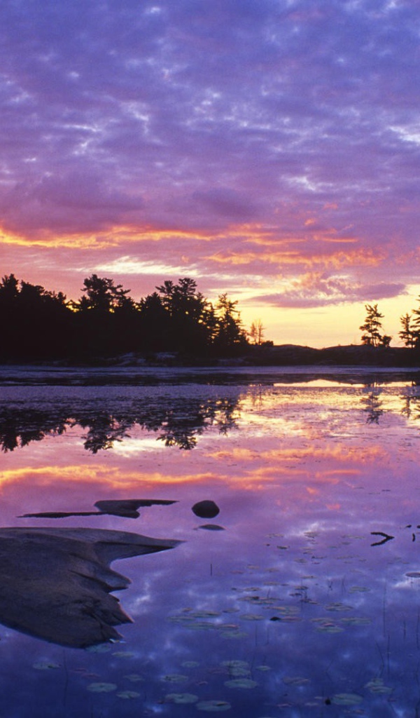 Сиреневый закат над озером