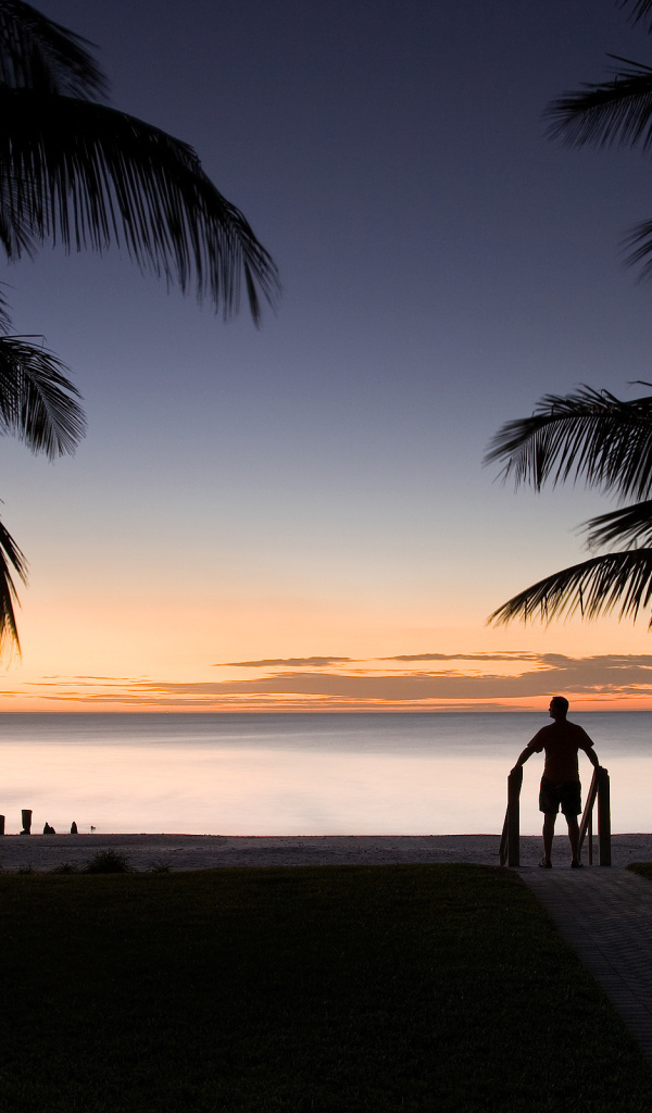 Человек смотрит на закат