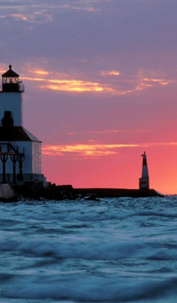 Розовый закат у маяка