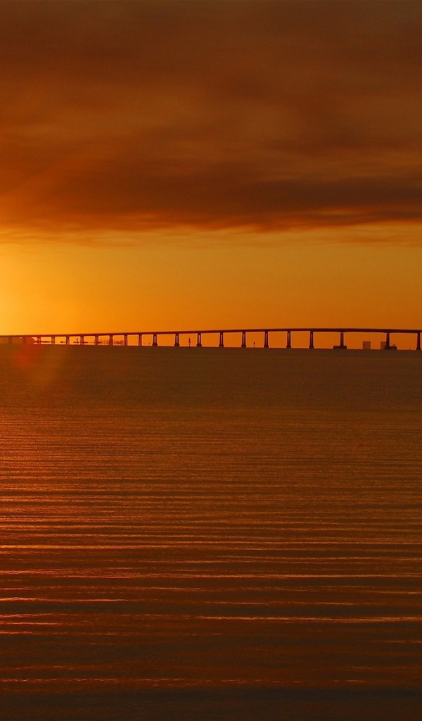 Переливы заката в волнах