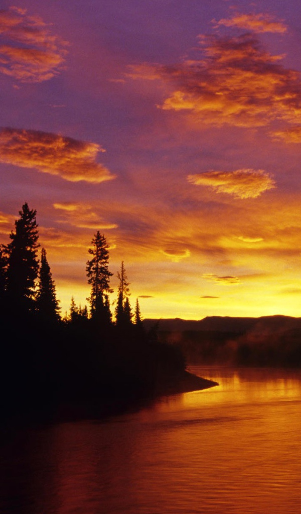 Красный закат на реке