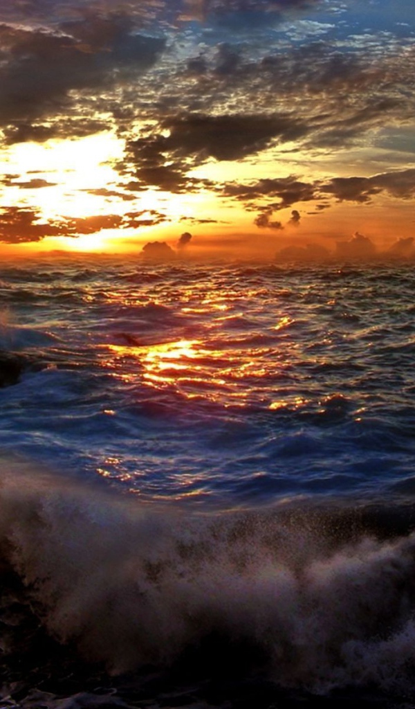 Закат на штормовом море