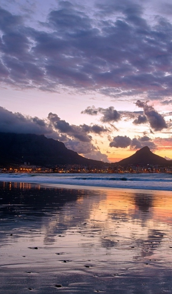 Закат на пляже над горами