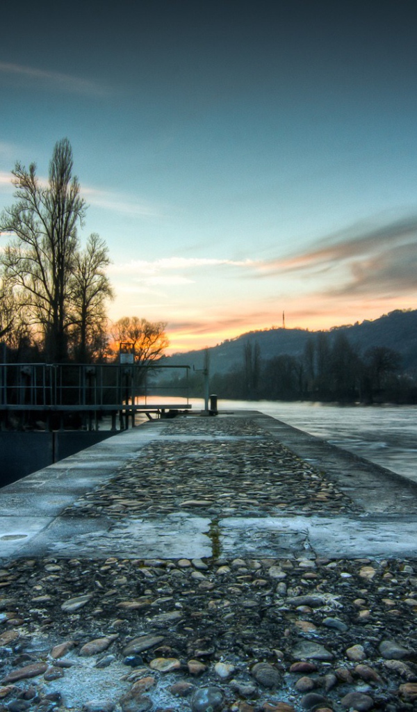 Закат на реке