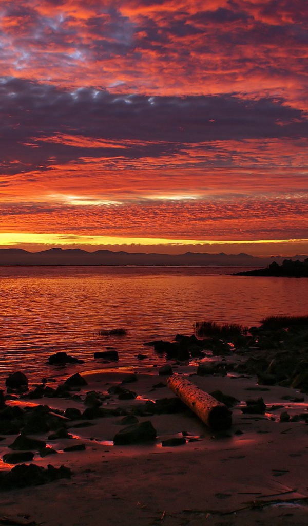 Закат на диком пляже