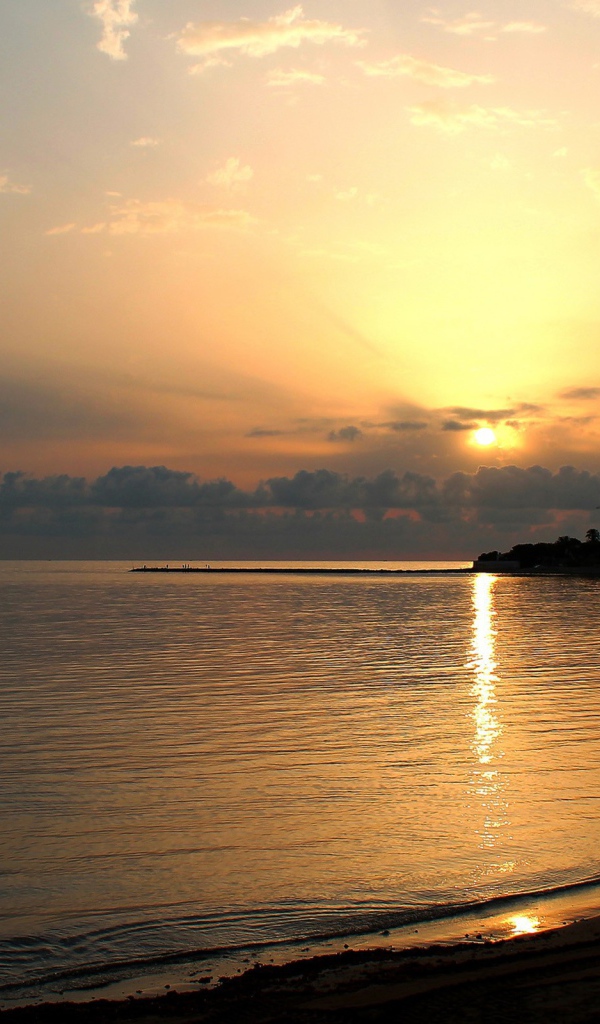 Закат над спокойным морем