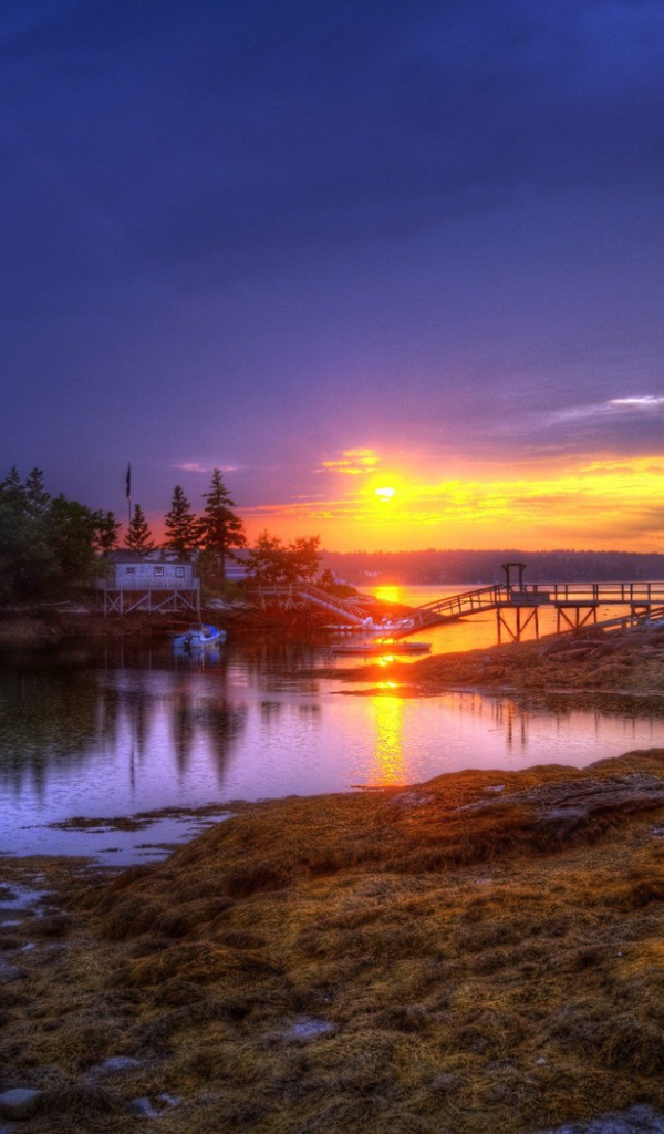 Закат над озером