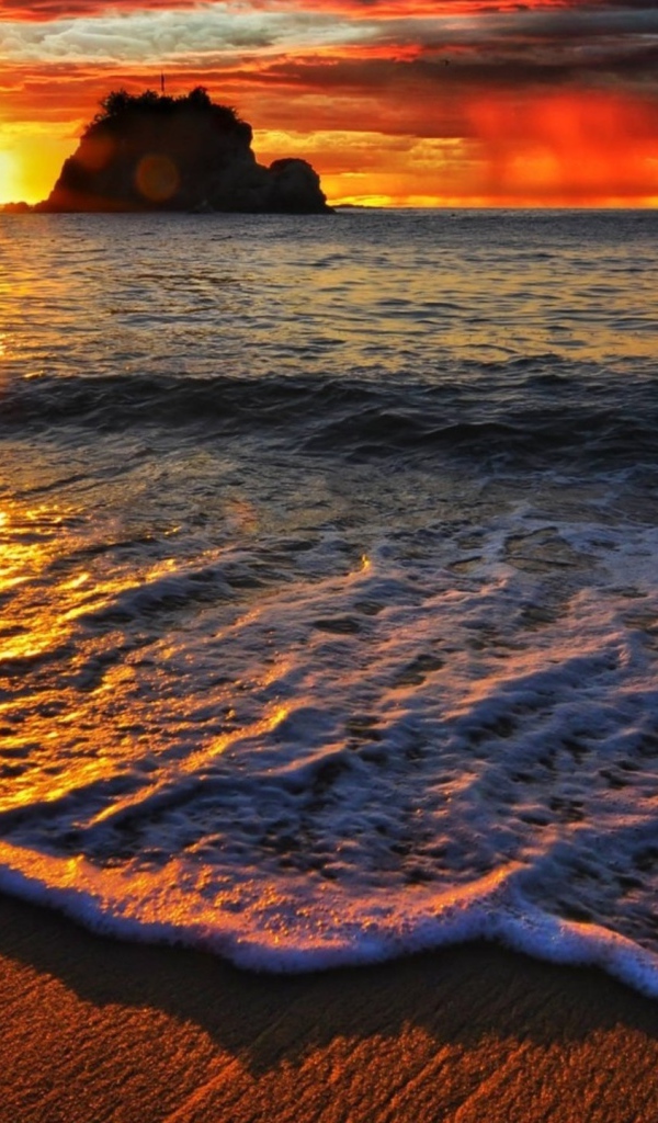 Пена волн на закате