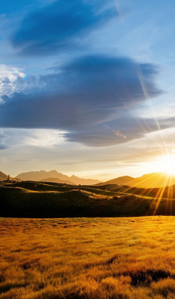 Солнце заходит за гору