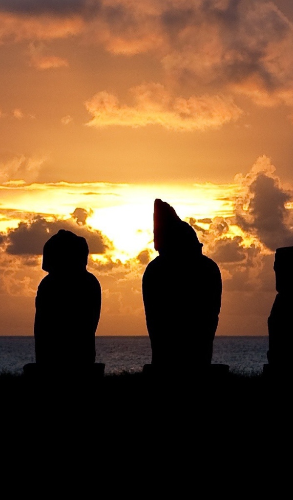 Силуэты статуй на закате