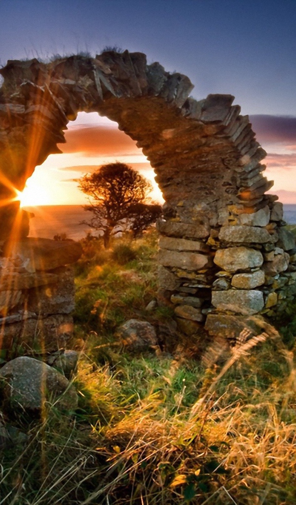 Закат у старинной арки