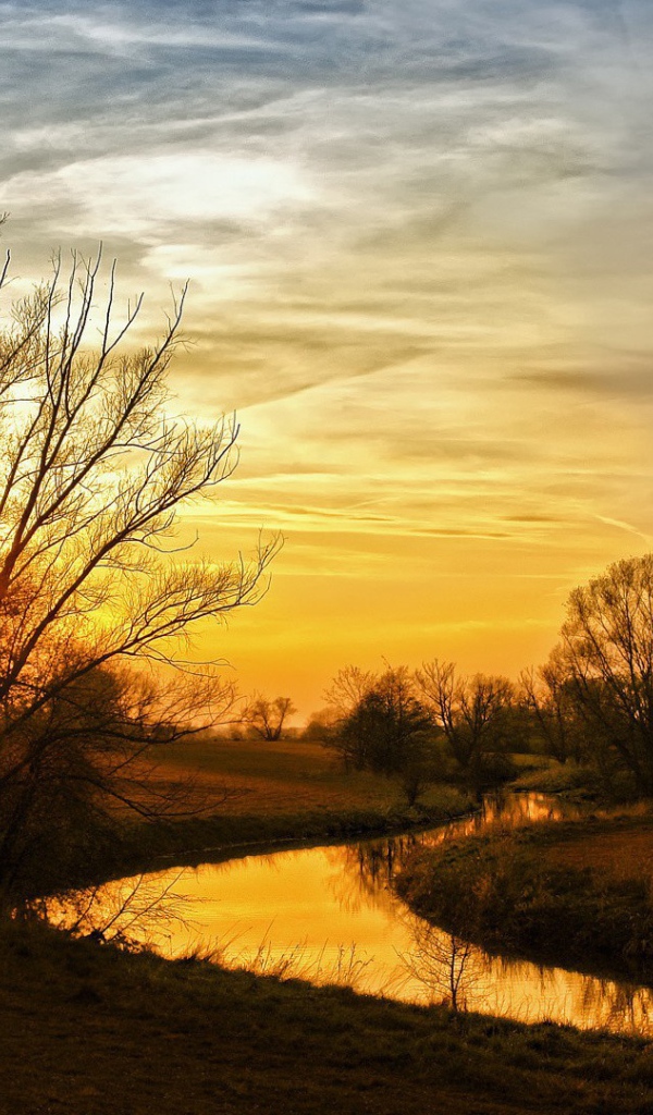 Закат над полем и рекой
