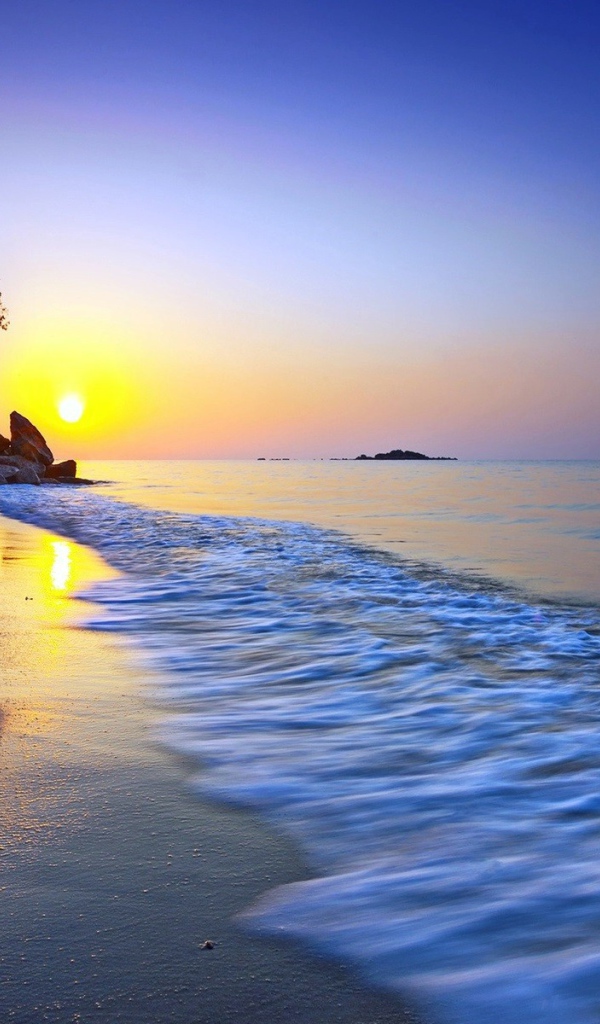 Желтый закат на пляже