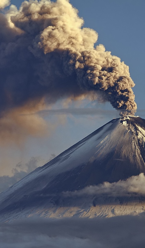 Вулкан дымит