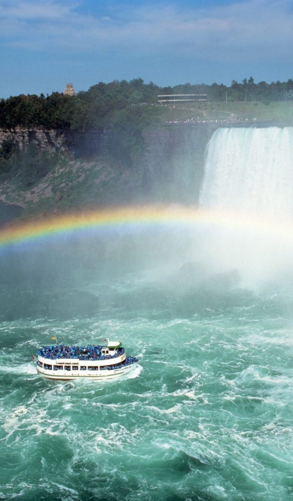 Катер под радугой у водопада