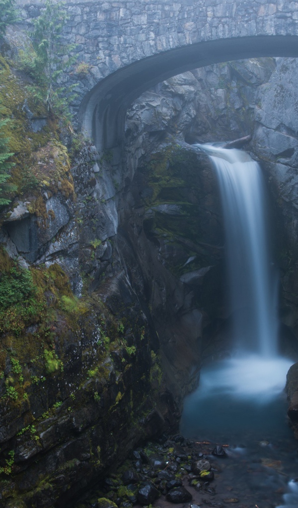 Водопад среди гор