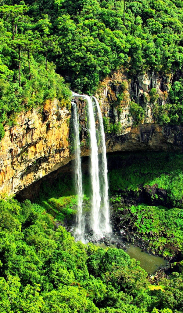 Водопад в горах