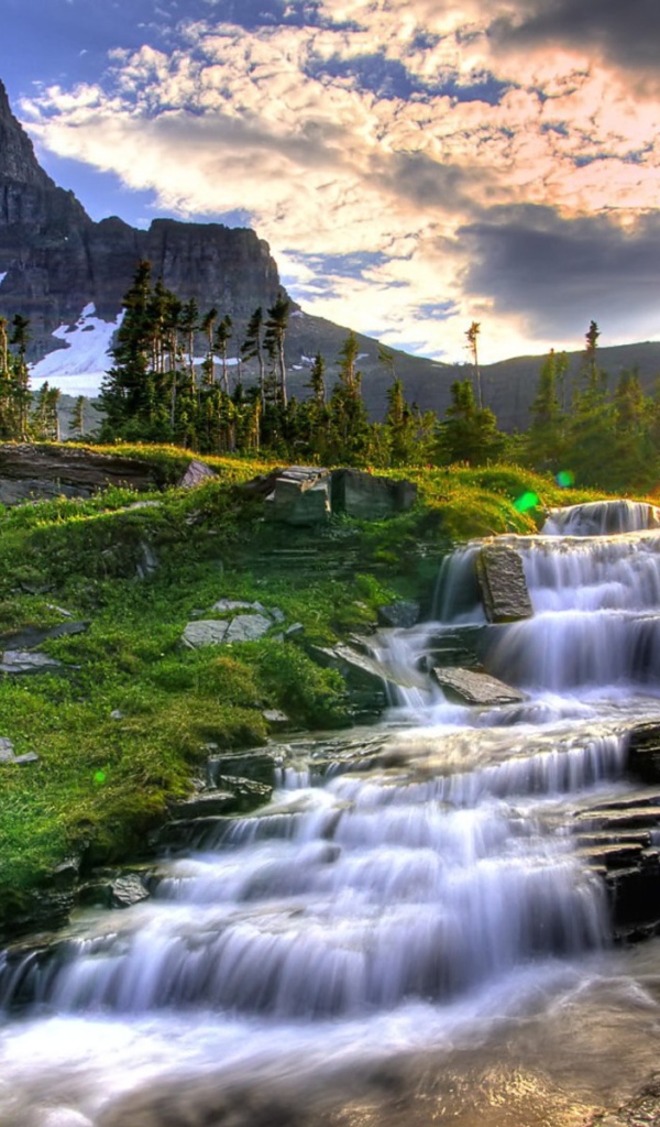 Закат у каскадного водопада