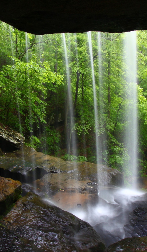 Вид на водопад из пещеры