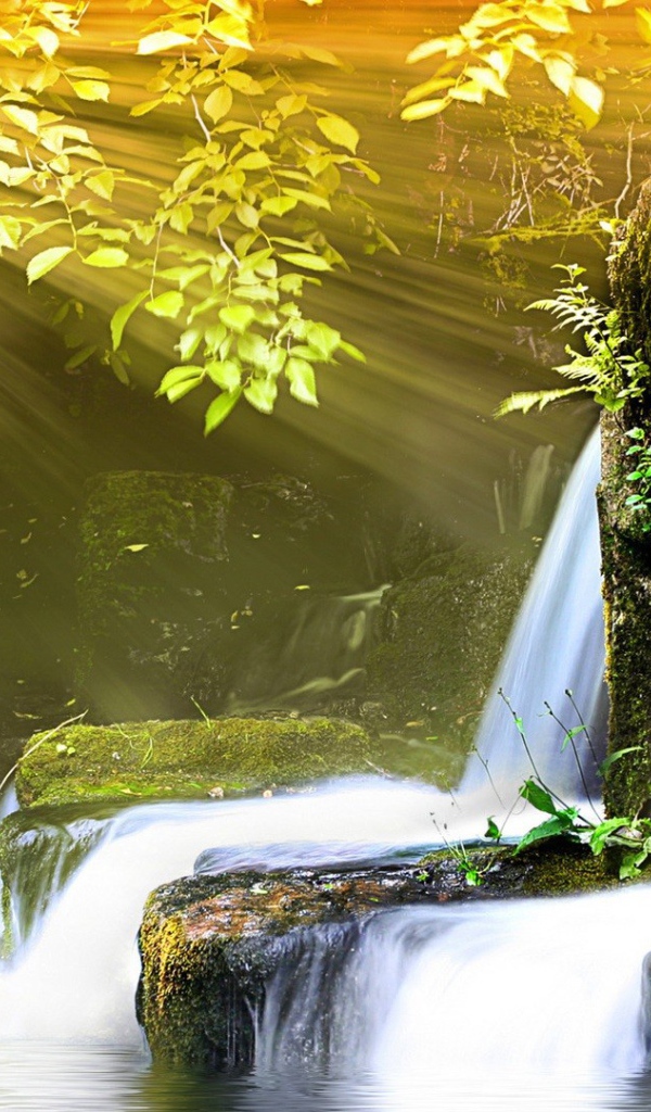 Водопад в лучах солнца