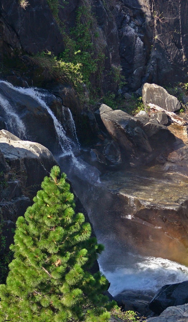 Небольшой водопад в скалах