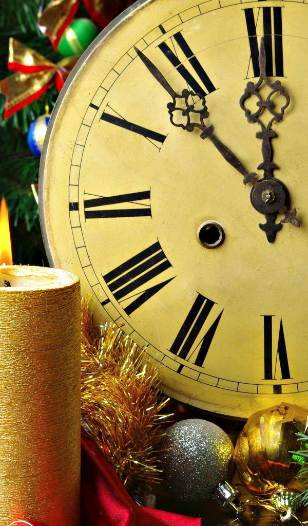 Красивые часы и праздничная свеча