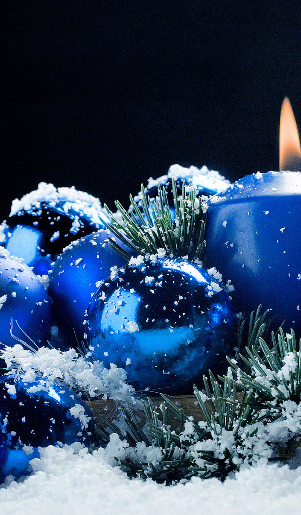 Синие елочные игрушки в снегу