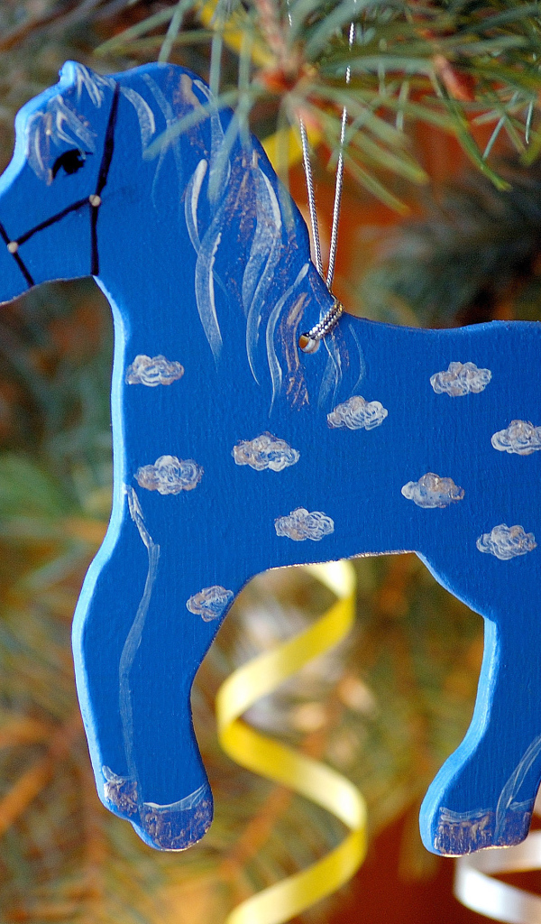 Синяя деревянная лошадь