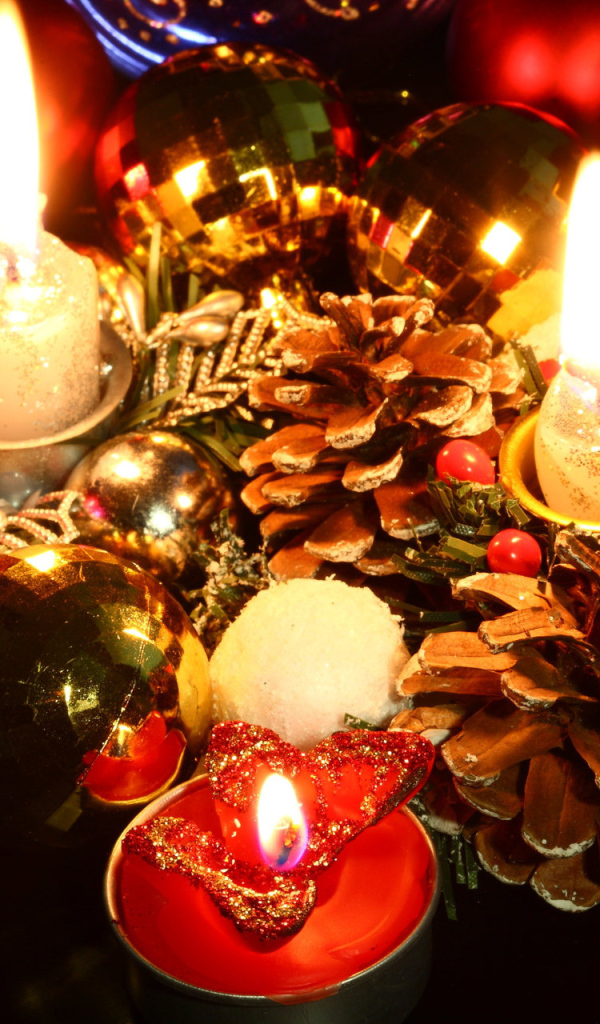 Свечи, шишки и ёлочные игрушки
