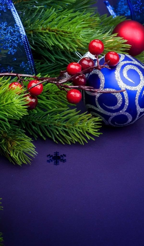 Ёлочная ветка и синяя игрушка